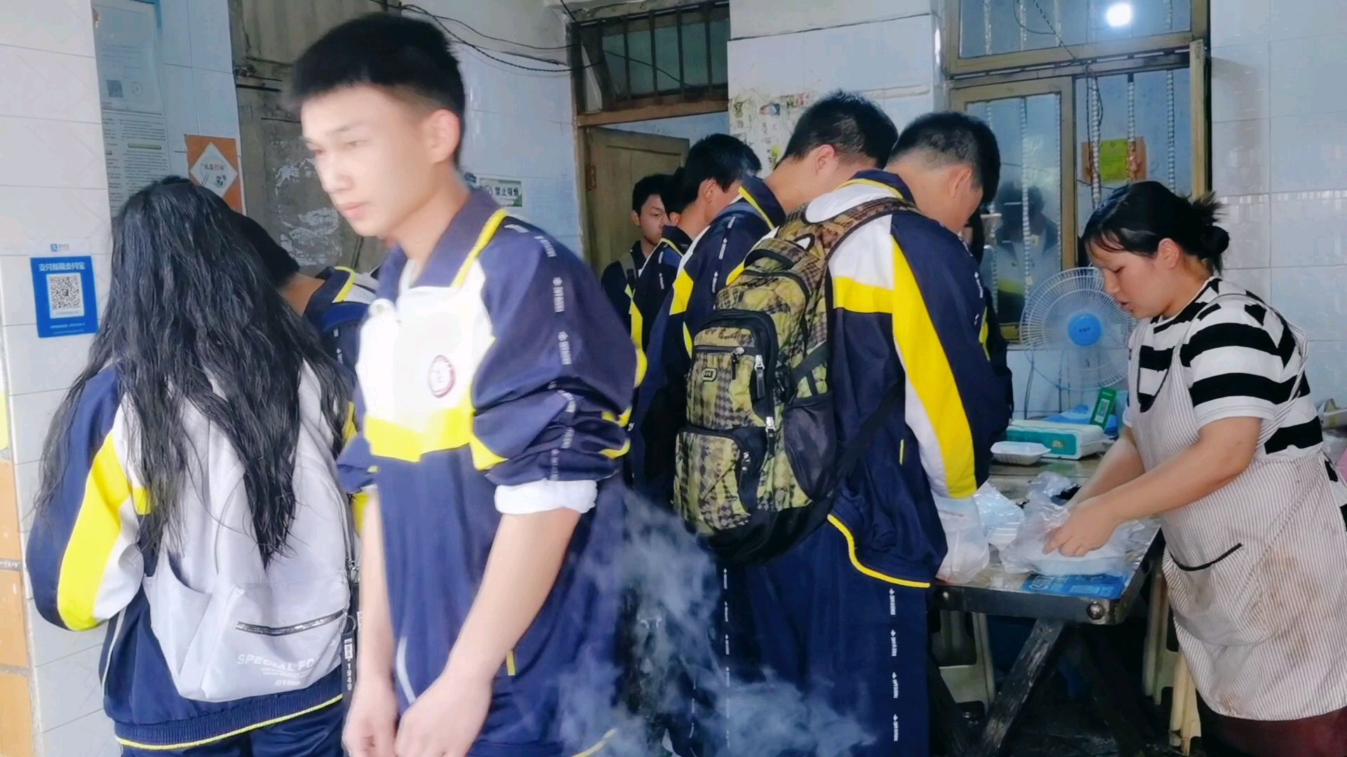 小俩口的快餐店生意十分火爆,一天要卖五六千几个人都忙不过来。
